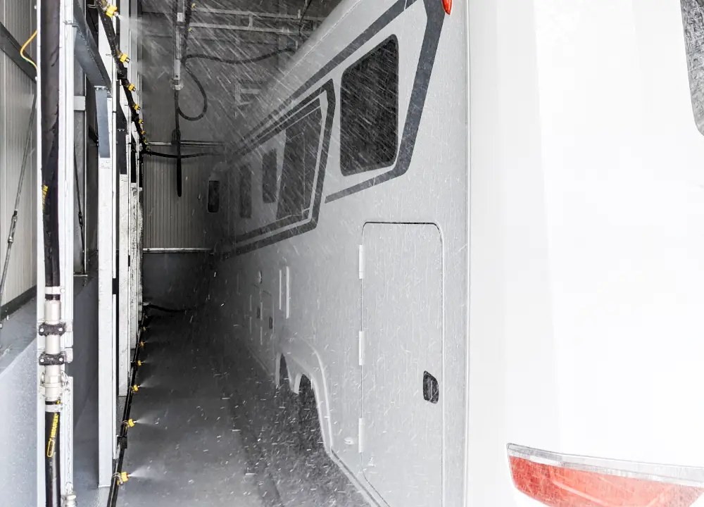 Wohnmobil im Wassertest, Wasser läuft über die Seitenwand
