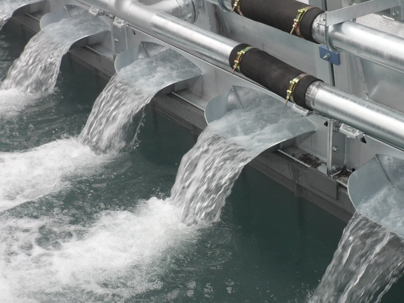 Düsen der Waschanlage im Betrieb, kräftige Wasserstrahlen