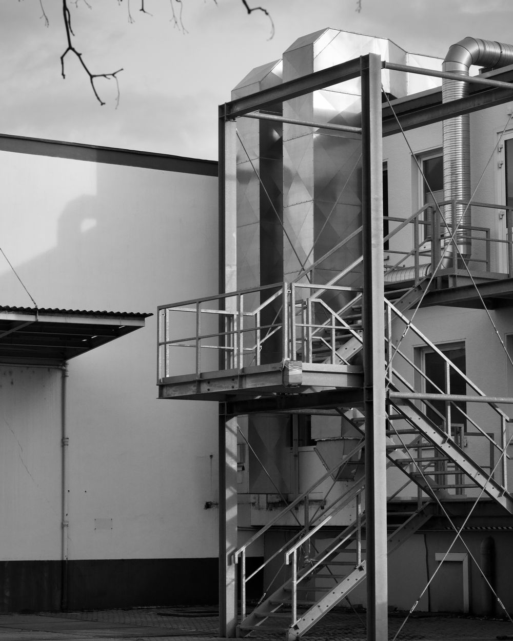 Stahlkonstruktion mit Treppe und Podest an einer Anlage