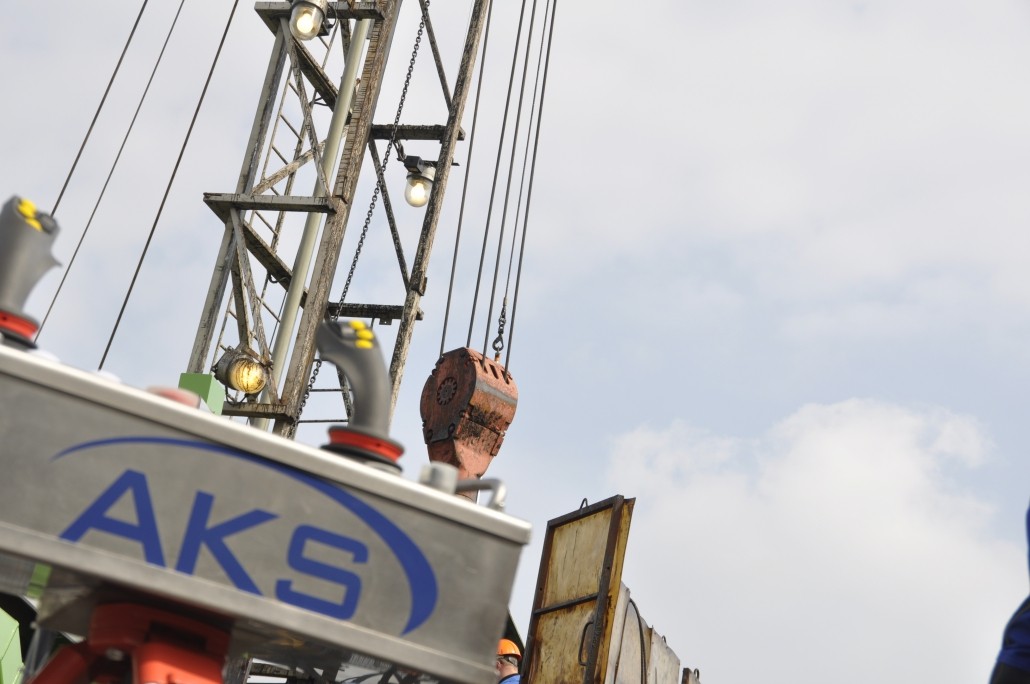 Kranhaken mit AKS-Logo in der Fertigung